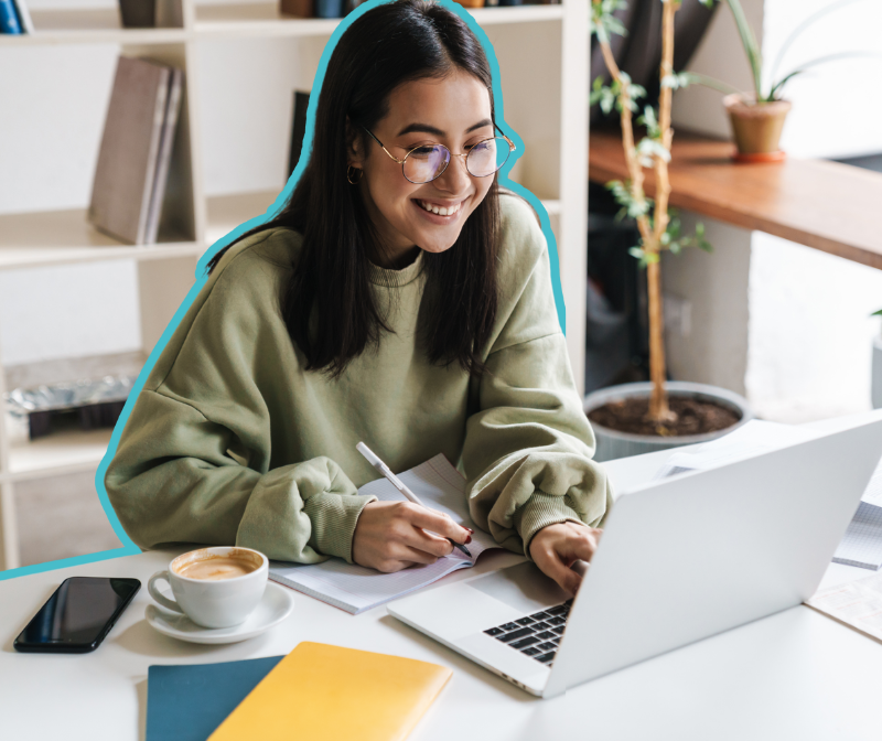 Mujer estudiando con la laptop un webinar de Ayrée