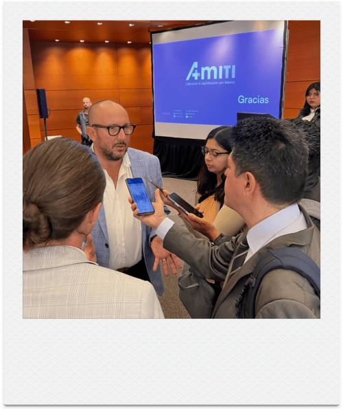 Entrevista grabada con celular a un asistente durante un evento de AMITI