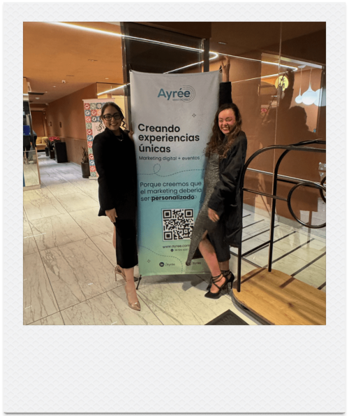 Integrantes de Ayrée junto al banner “Creando experiencias únicas”