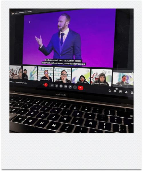 Laptop con una transmisión en vivo de un ponente y participantes conectados por videollamada