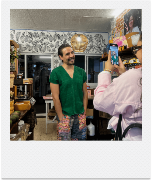Grabación de contenido con celular a un emprendedor dentro de su local