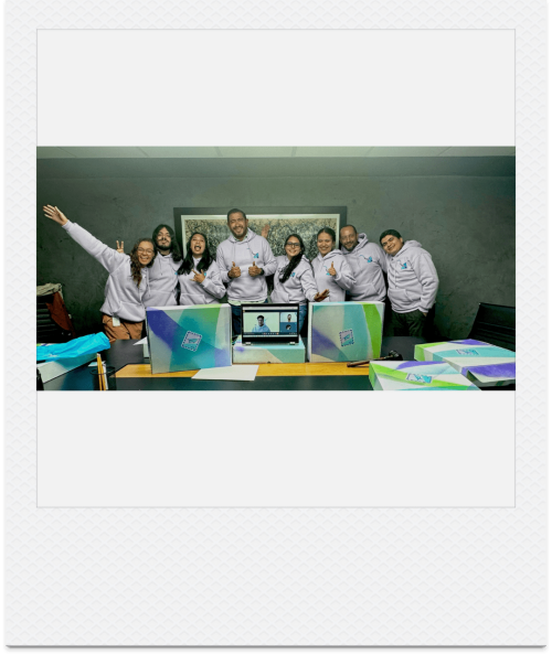 Grupo de participantes celebrando al cierre de una sesión de trabajo