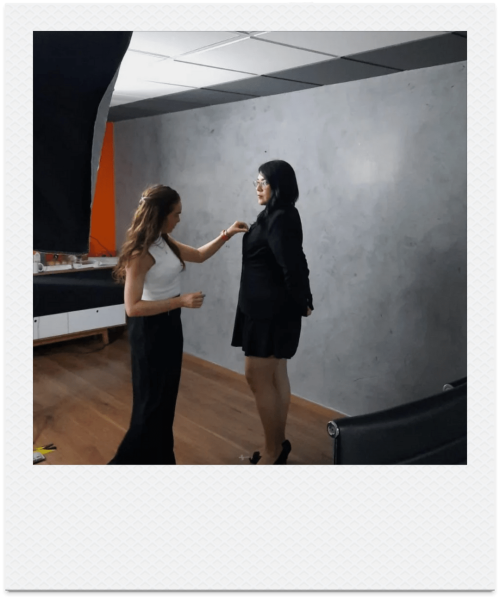 Dirección de pose durante una sesión fotográfica con fondo gris