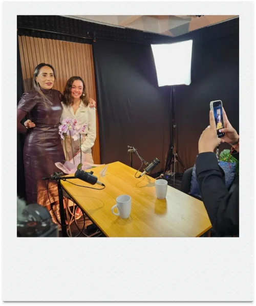 Set de grabación con iluminación de estudio y dos invitadas listas para una entrevista