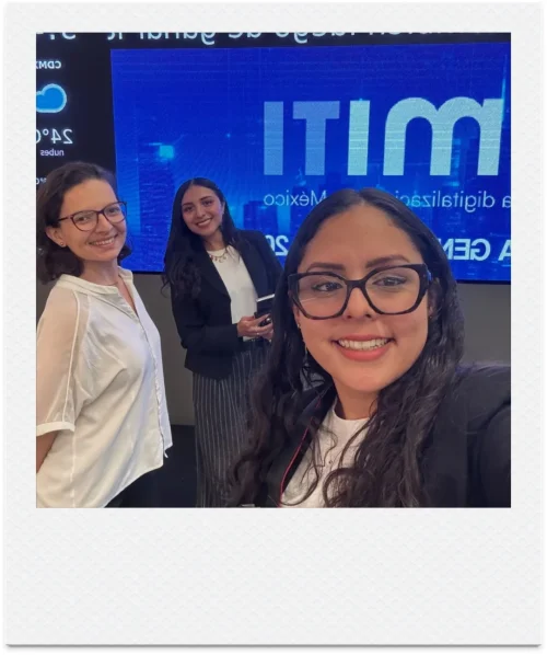 Equipo de Ayrée tomándose una selfie durante un evento de AMITI