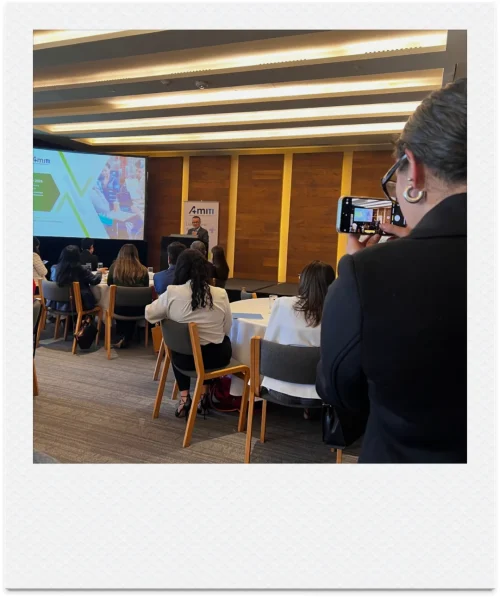 Cobertura en video de una conferencia en un salón de eventos